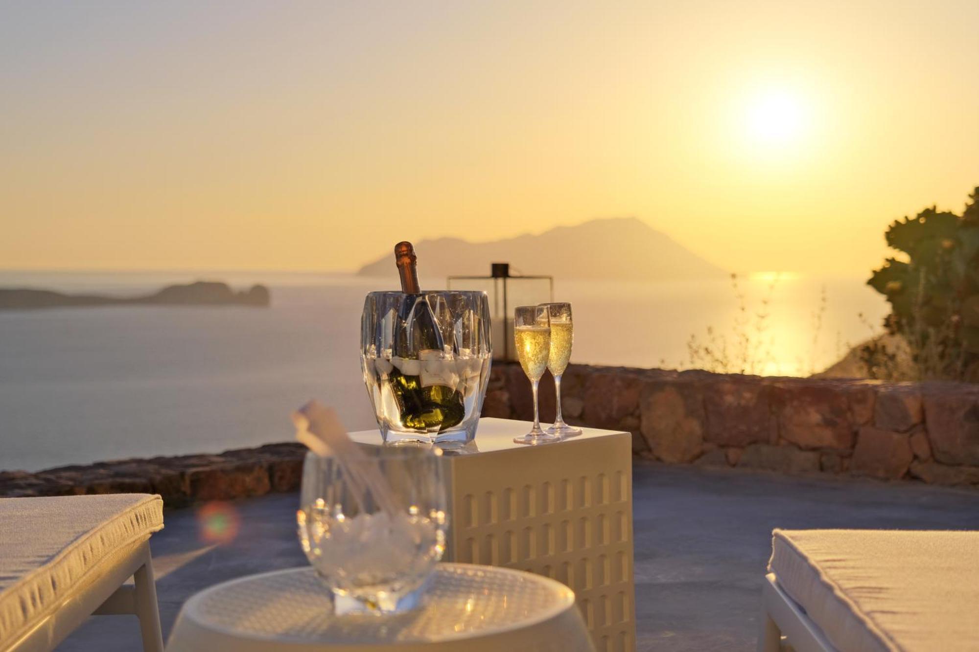 Odyssey Rock Milos Sunset Suites Plaka  Quarto foto