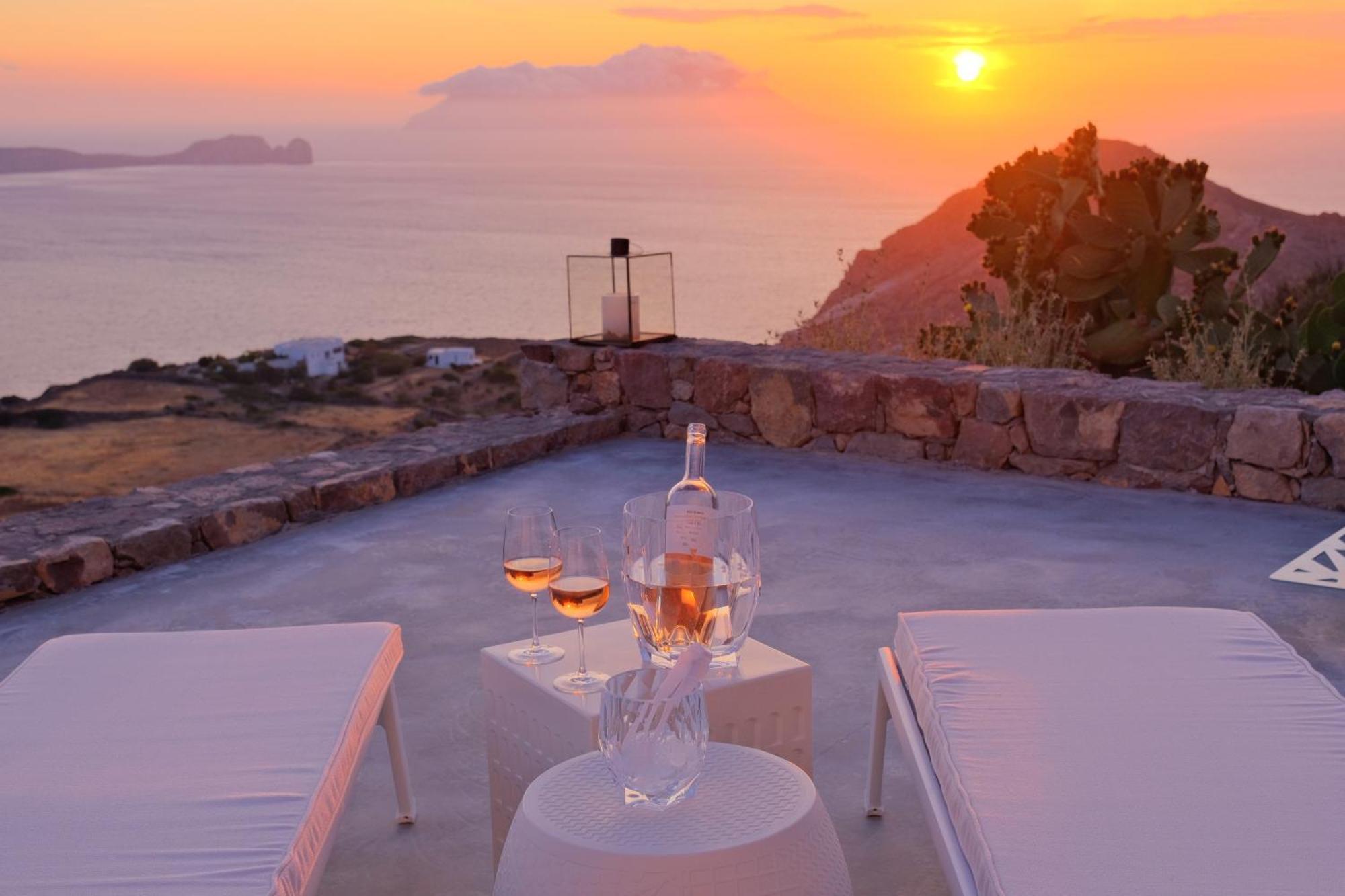 Odyssey Rock Milos Sunset Suites Plaka  Quarto foto