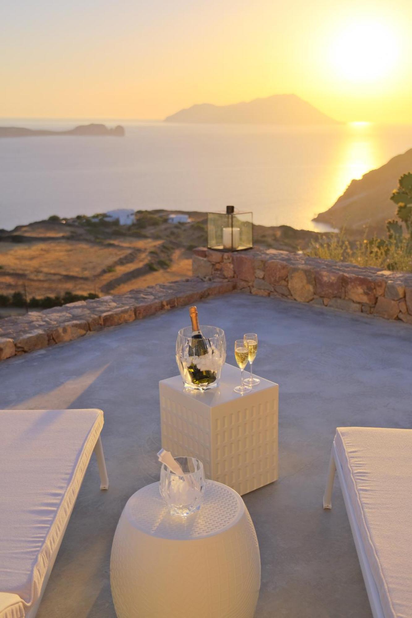 Odyssey Rock Milos Sunset Suites Plaka  Quarto foto